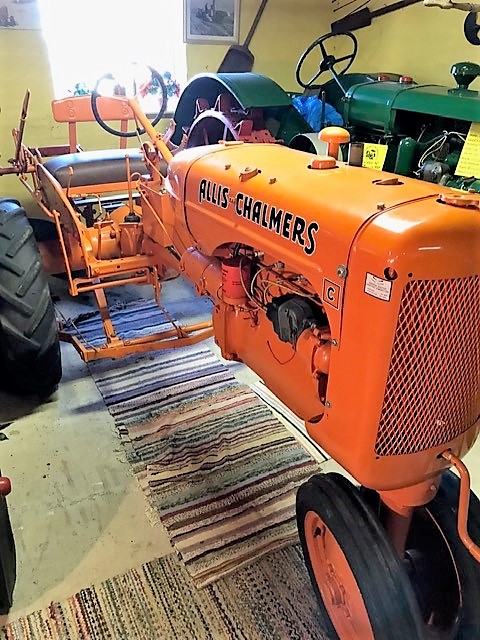 Veterantraktor - Allis-Chalmers - C. 1952. Fotogen. Med plog, tvillinghjul fram. Körd efter renoveri...